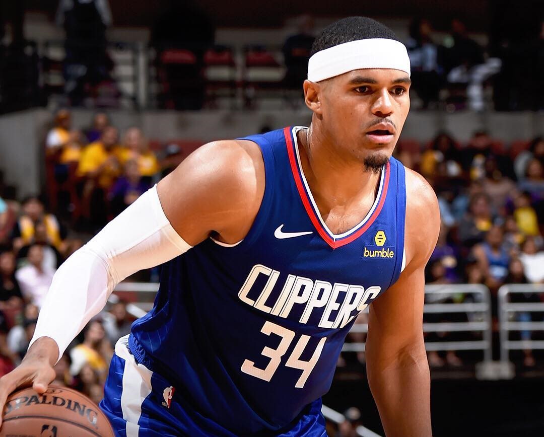 詹姆斯球场激情演绎：团队灵魂与最佳球员之梦